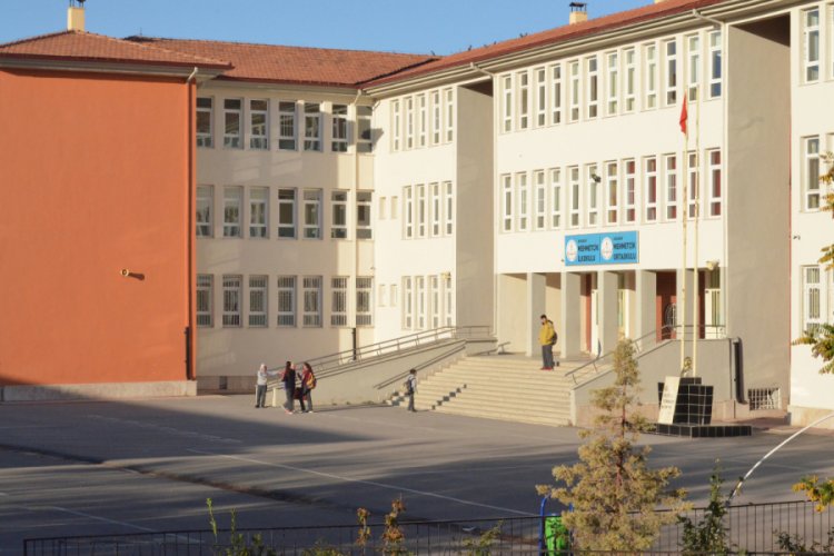 Aksaray'daki okul m&uuml;d&uuml;r&uuml; a&ccedil;ığa alındı