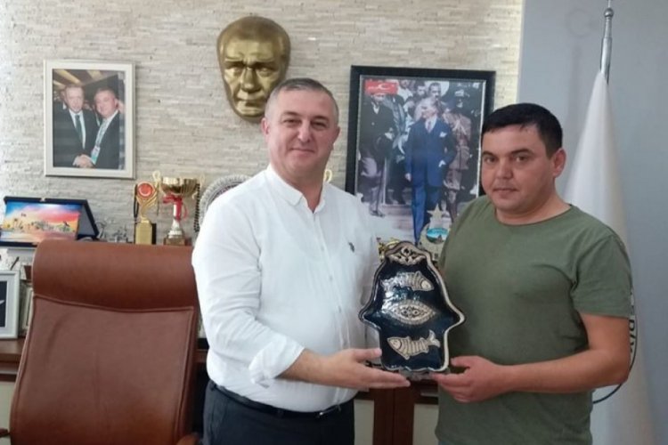 Yunusu kurtaran Beytullah Kara'ya teşekk&uuml;r plaketi