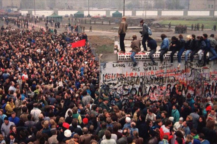 Berlin Duvarı'nın yıkılışının 30. yıl d&ouml;n&uuml;m&uuml;
