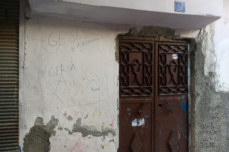 Uyuyan babasının boğazını keserek &ouml;ld&uuml;rd&uuml;!