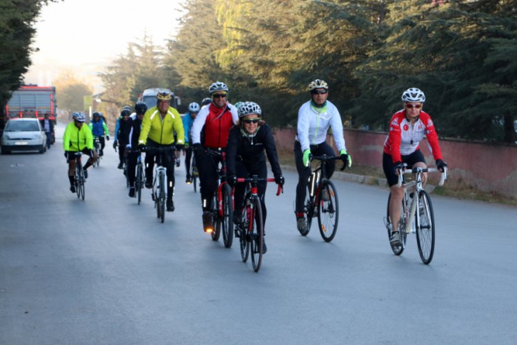 Ata'nın huzuruna &ccedil;ıkmak i&ccedil;in 630 kilometre pedal &ccedil;evirecekler