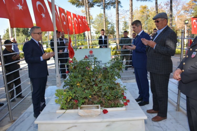 İ&ccedil;işleri Bakan Yardımcısı İnce, &Ouml;mer Halisdemir'in kabrinde dua etti