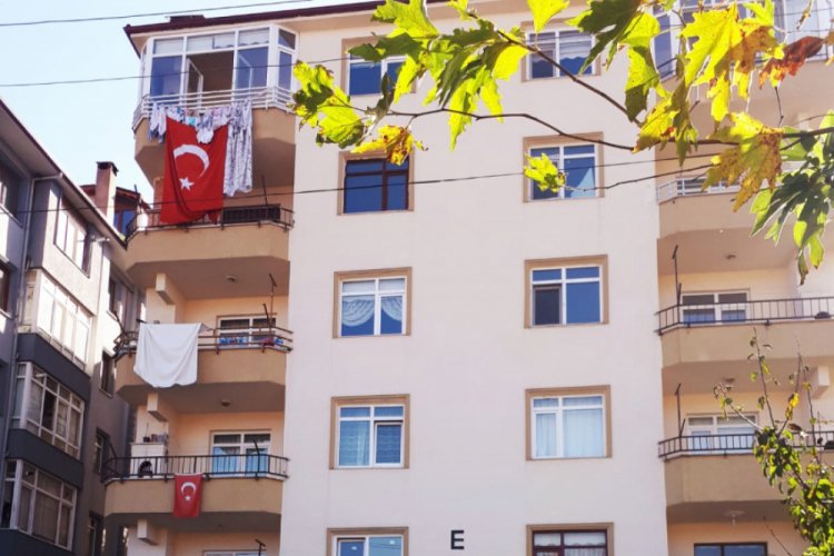 Erkek arkadaşının ailesiyle tanışmaya giden gen&ccedil; kız &ouml;l&uuml;me atladı