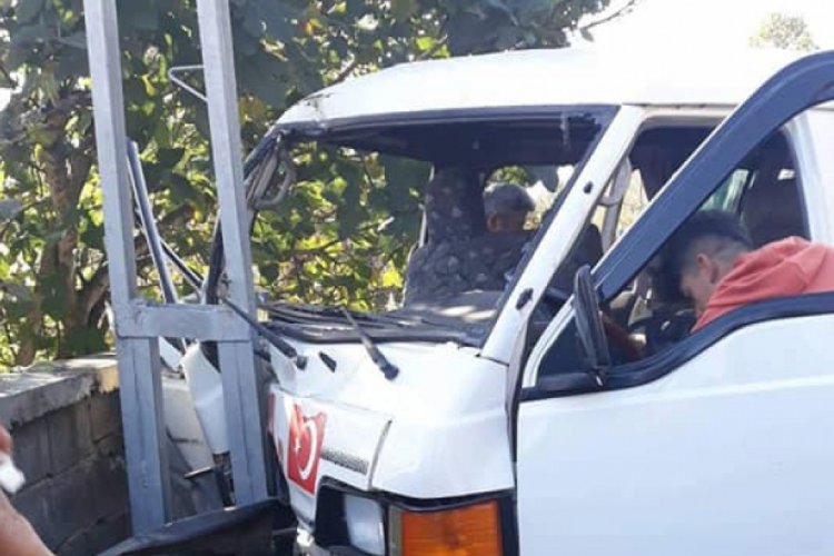 Minib&uuml;s elektrik direğine &ccedil;arptı: 2 yaralı