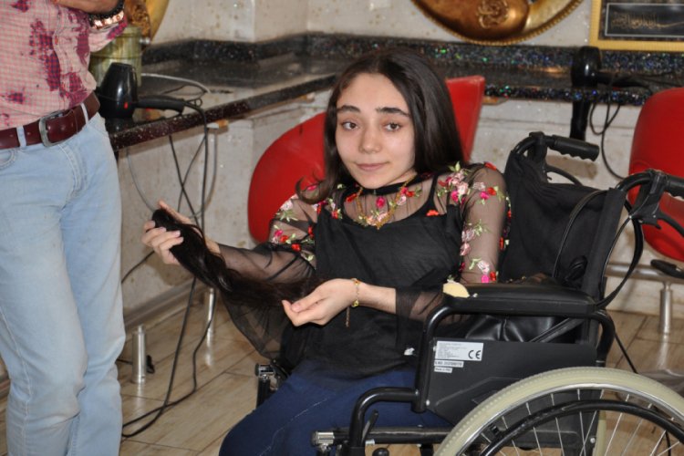 Sa&ccedil;larını l&ouml;semili &ccedil;ocuklar i&ccedil;in bağışladı