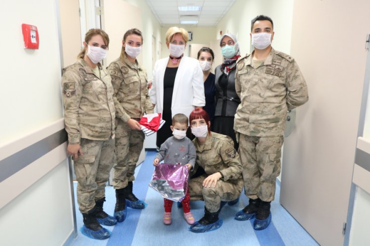 L&ouml;semili &ccedil;ocuklara Jandarma ilgisi