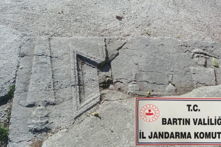 Tarihi eserleri bah&ccedil;elerine s&uuml;s olarak koymuşlar