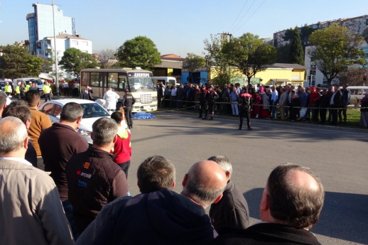 Minib&uuml;s&uuml;n &ccedil;arptığı kadın &ouml;ld&uuml;, polis izleyenleri uzaklaştırdı
