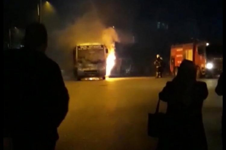 Karab&uuml;k'te halk otob&uuml;s&uuml;n&uuml;n motor kısmında yangın