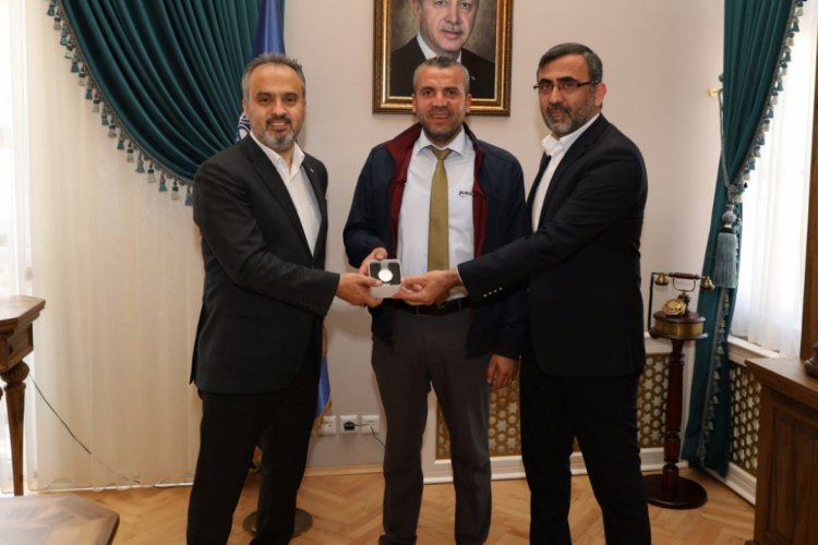 Bursa Büyükşehir Belediye Başkanı Aktaş kahraman şoförü ödüllendirdi