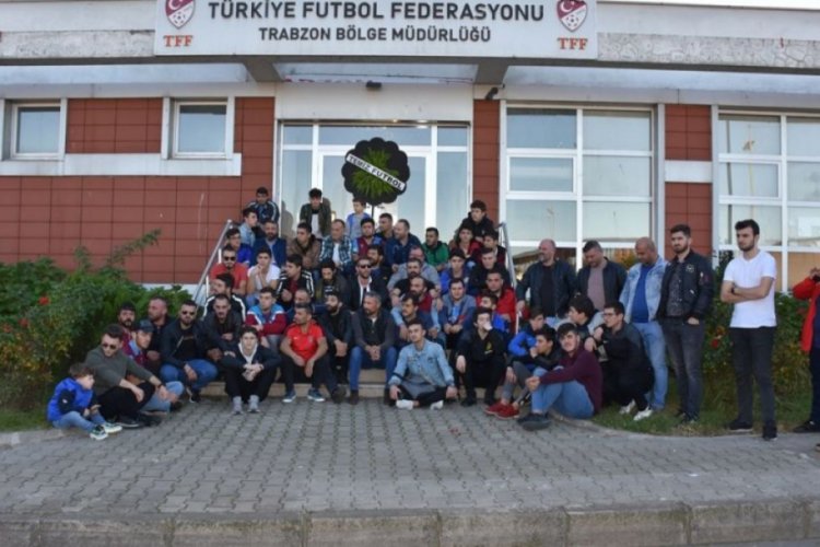 Trabzonspor taraftarlarından hakemlere 'sessiz' protesto