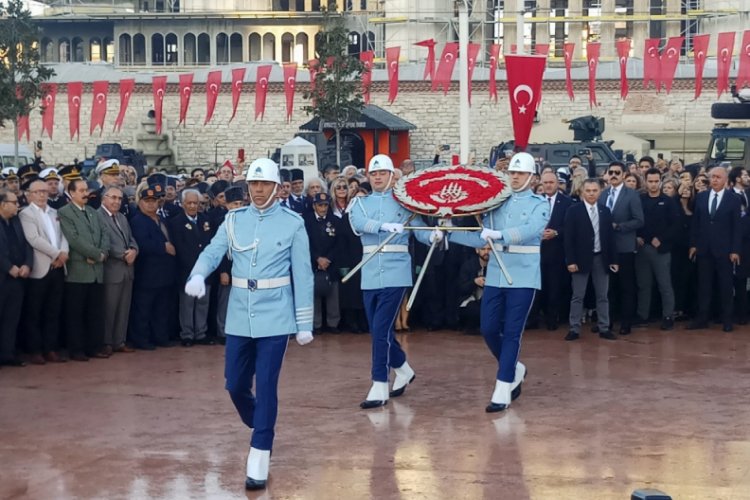 Atatürk Taksim'de de törenle anıldı