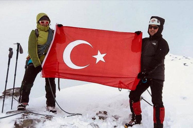 Bursa'da 4 arkadaş iklim değişikliğine dikkat çekmek için dağlara tırmanıyor