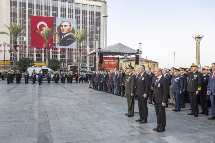 İzmir Atatürk'ü anıyor
