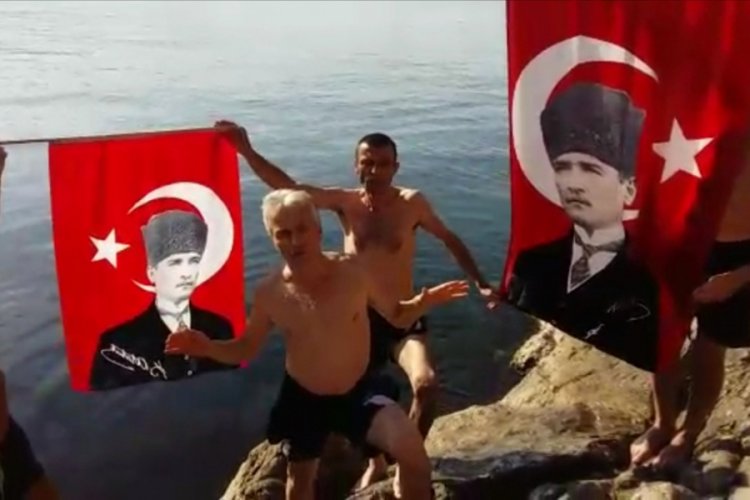 Saygı dalışı yapıp denizden Atatürk posteri çıkarttılar