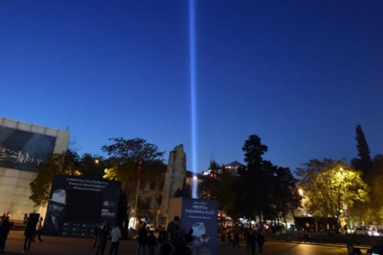 Atatürk için kurulan ışık hüzmesi geceyi aydınlattı