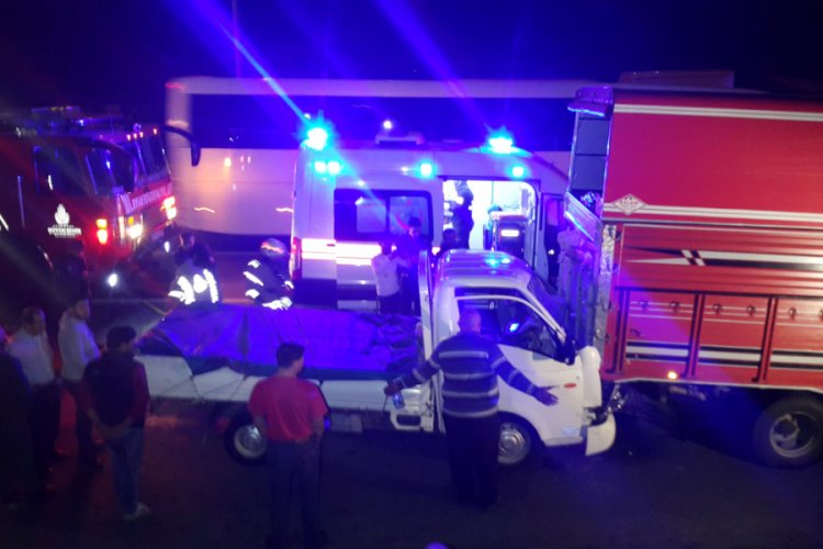 Kamyona &ccedil;arpan kamyonetin s&uuml;r&uuml;c&uuml;s&uuml; ağır yaralandı