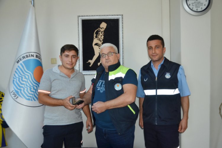 Vatandaşın d&uuml;ş&uuml;rd&uuml;ğ&uuml; c&uuml;zdanı B&uuml;y&uuml;kşehir personeli buldu