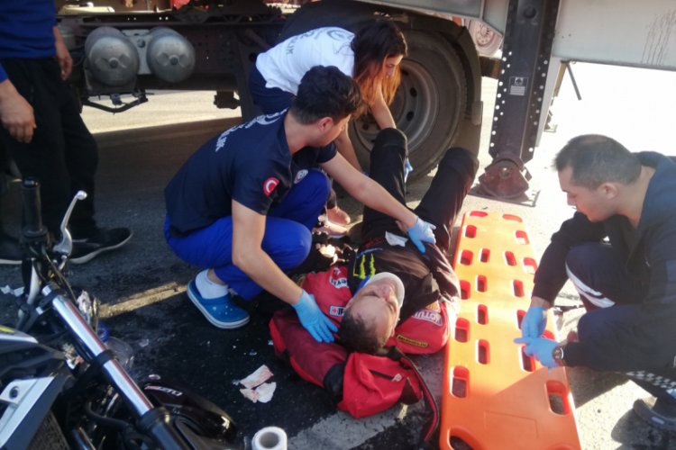 Yasak yerden d&ouml;n&uuml;ş yapan tıra motosiklet &ccedil;arptı