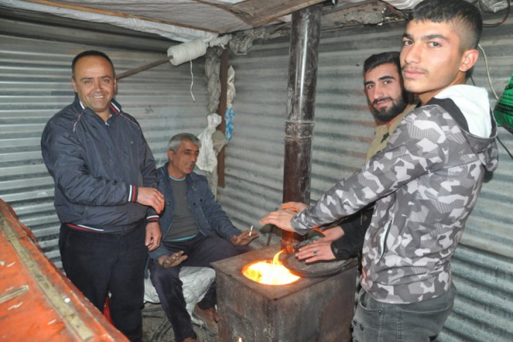 Soğuk havaya karşı soba yakarak m&uuml;şteri bekliyorlar