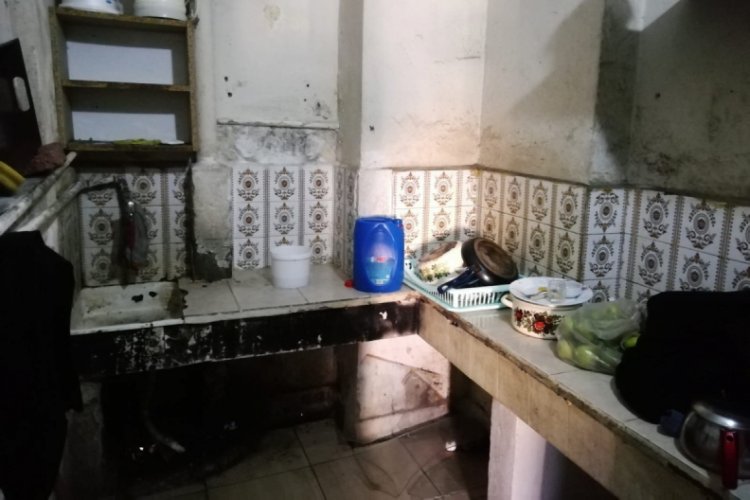 Harabe evde yaşayan Filistinli aile yardım bekliyor