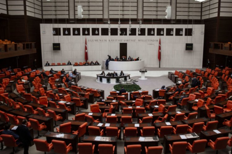 Meclis'te konuşan Suriyeli &uuml;niversite &ouml;ğrencisinden askerlik &ouml;nerisi
