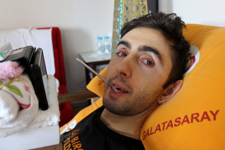 Ağzıyla kullandığı dokunmatik kalemle &ccedil;ektiği videolarla fenomen oldu