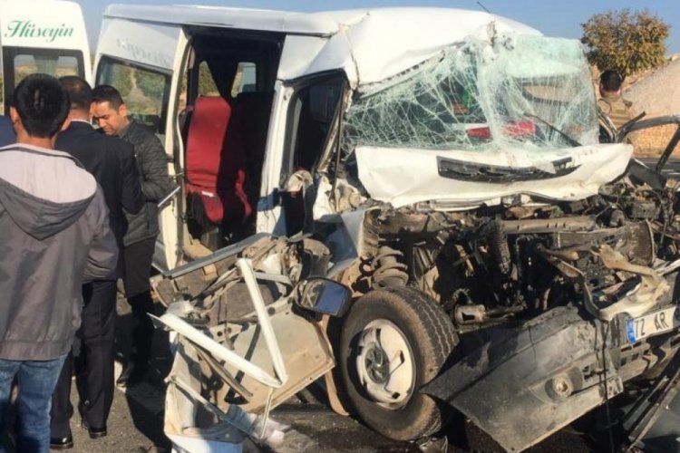 &Ouml;ğrenci servisi tırla &ccedil;arpıştı: 3'&uuml; ağır 8 yaralı