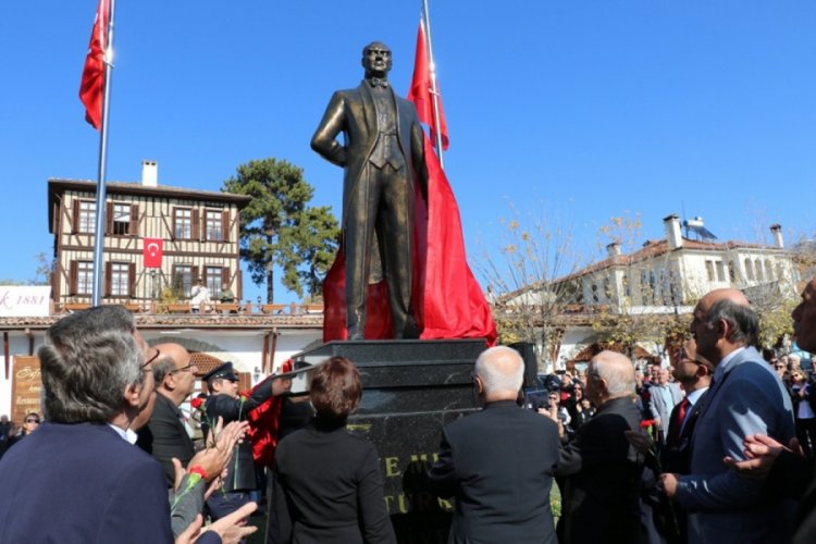 Safranbolu K&ouml;yi&ccedil;i Meydanı'nda Atat&uuml;rk heykeli a&ccedil;ıldı