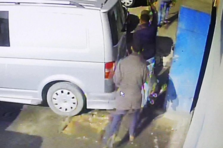 Silahlı saldırının hazırlık anı ş&uuml;phelilerin ka&ccedil;ması kameraya yansıdı