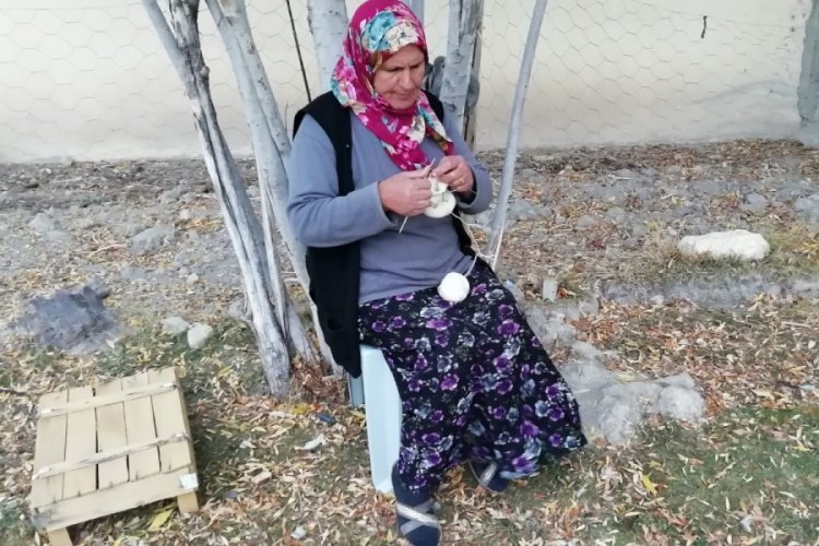 Yok olmaya y&uuml;z tutmuş y&uuml;n eğirme geleneğini s&uuml;rd&uuml;r&uuml;yor