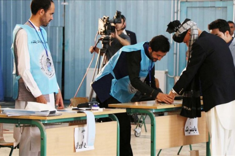 Afganistan'da oylar yeniden sayılacak