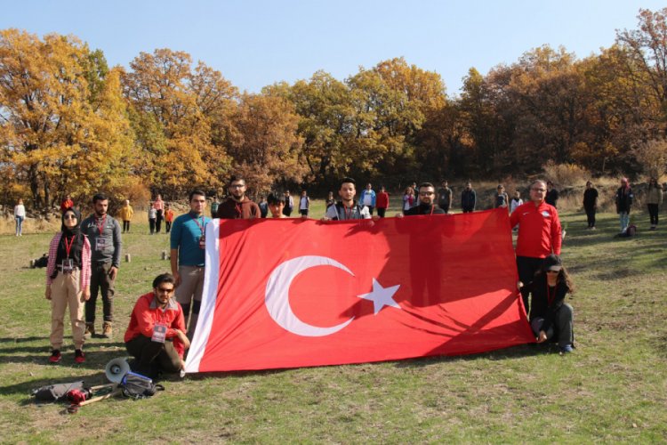 Doğaseverler Atat&uuml;rk anısına fidan dikti