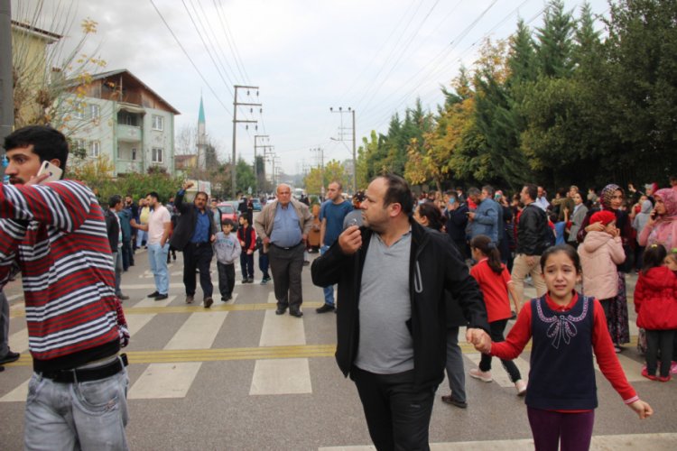 İş&ccedil;ilerin kaldığı prefabrike bina yandı yanındaki okul tahliye edildi
