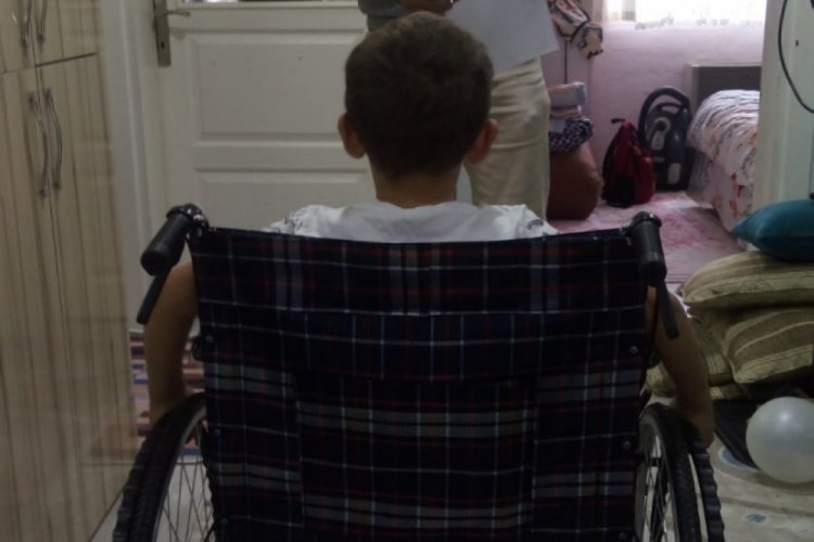 Dost eller bir &ccedil;ocuğun daha y&uuml;z&uuml;n&uuml; g&uuml;ld&uuml;rd&uuml;