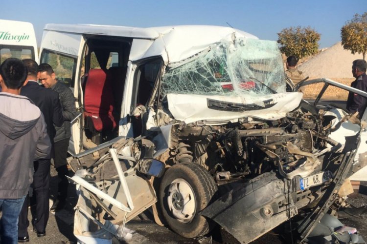Mardin'de &ouml;ğrencileri taşıyan minib&uuml;s kamyona &ccedil;arptı: 14 yaralı
