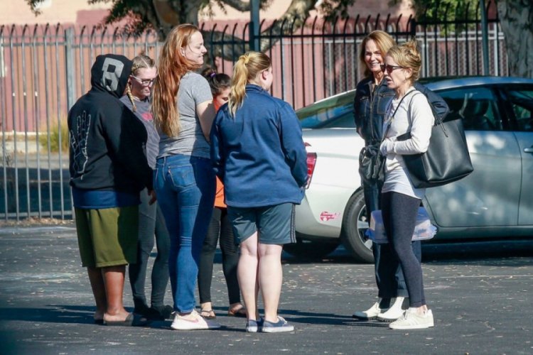 Oyuncu Felicity Huffman kamu hizmeti cezasını çekmeye başladı Magazin
