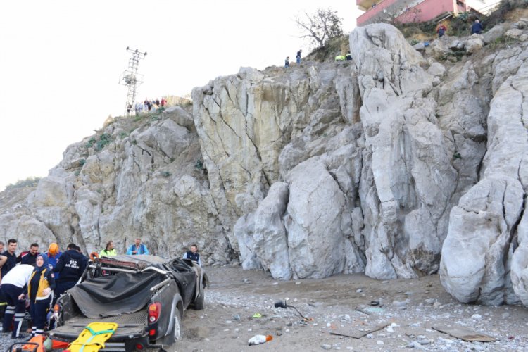 Kontrolden &ccedil;ıkan kamyonet denize u&ccedil;tu