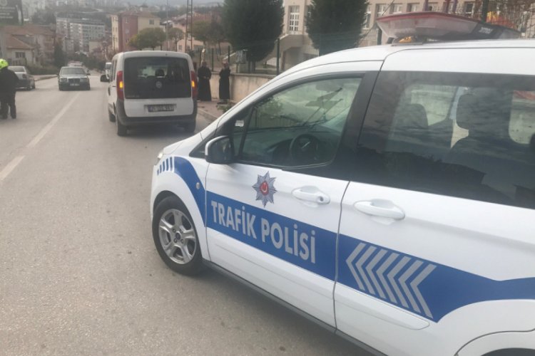 Geri geri manevra yapan otomobil yaya &ccedil;arptı