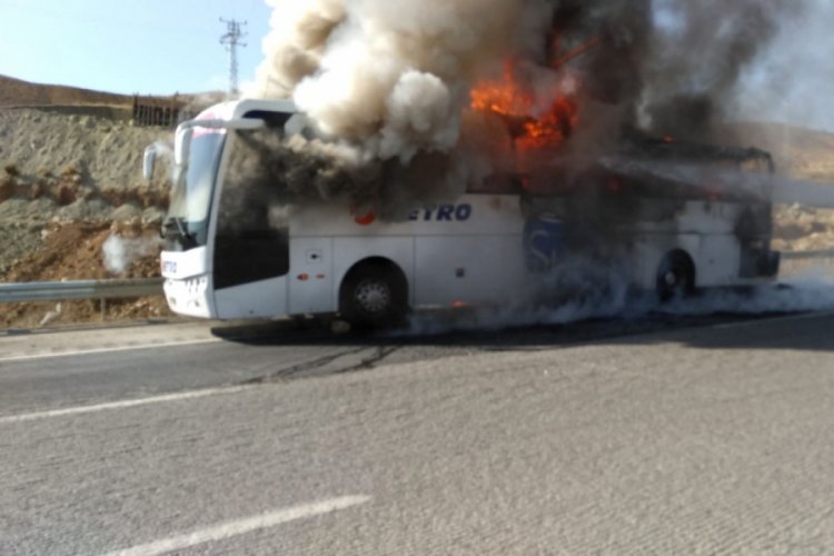 Seyir halindeki yolcu otob&uuml;s&uuml; alev alev yandı