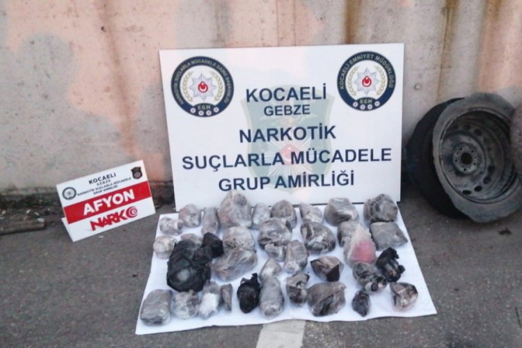 Kocaeli'de aracın yedek lastiğinden 21 kilo uyuşturucu &ccedil;ıktı