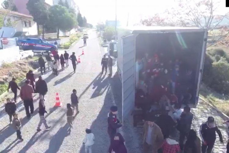 Kapalı kasa kamyondan 82 ka&ccedil;ak g&ouml;&ccedil;men &ccedil;ıktı