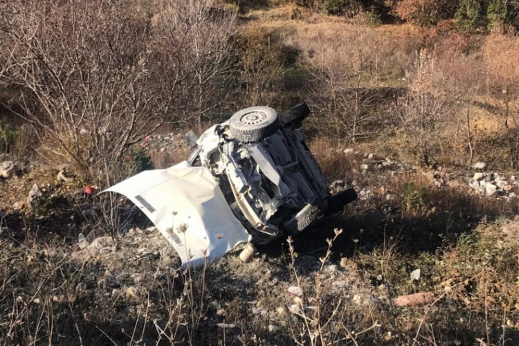 Direksiyon başında uyuyan s&uuml;r&uuml;c&uuml;, otomobiliyle şarampole u&ccedil;tu