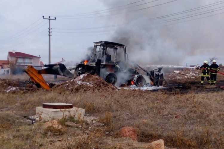 Doğalgaz borusu patladı, iş makinesi alev alev yandı