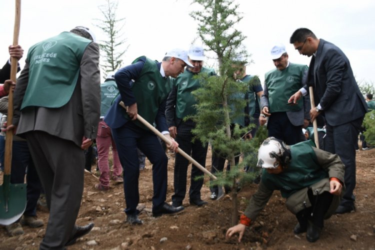 Bursa İneg&ouml;l'de 15 bin fidan toprakla buluştu