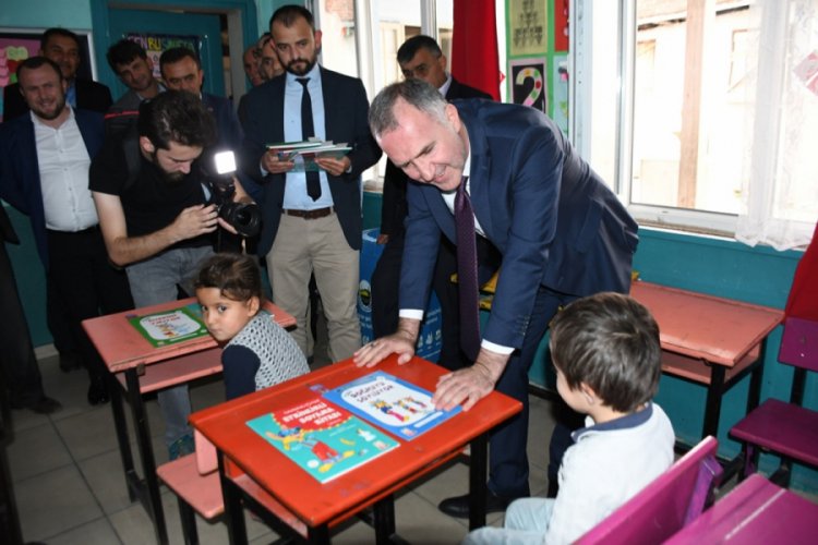 Bursa ilkokul &ouml;ğrencilerine kitap dağıtıldı