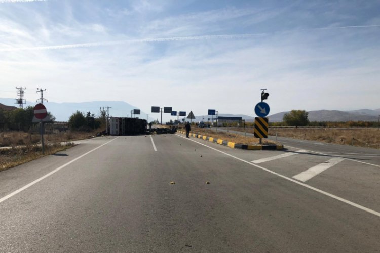 Ayva y&uuml;kl&uuml; kamyon devrildi: 1'i ağır, 5 yaralı