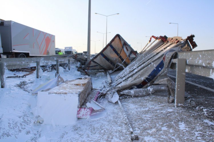Karadeniz sahil yolunda boya y&uuml;kl&uuml; tır devrildi