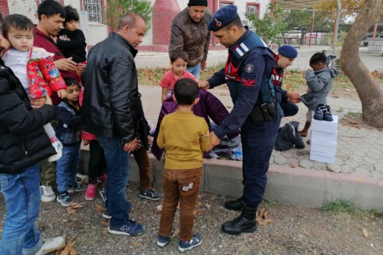 Balıkesir'de 86 ka&ccedil;ak g&ouml;&ccedil;men ile 2 organizat&ouml;r yakalandı