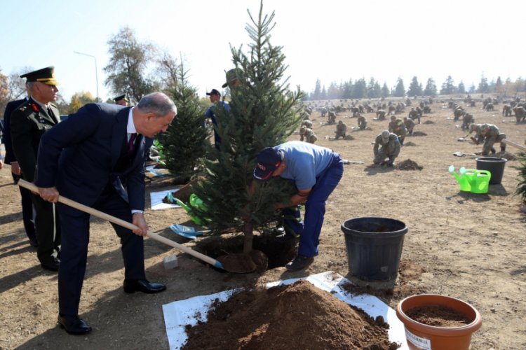 Bakan Akar, Harbiyelilerle birlikte fidan dikti